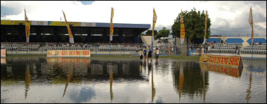 Salah satu sudut lapangan Stadion Rondong Demang yang masih terendam air