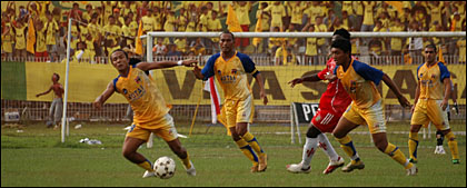 Suasana pertarungan antara Mitra Kukar melawan Persidago Kabupaten Gorontalo di Stadion Rondong Demang, Tenggarong, tadi sore