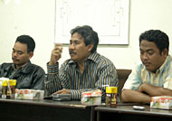 Ketua Umum Mitra Kukar Ir Sugiyanto MM (tengah) ketika berdialog dengan para pendukung Mitra Kukar