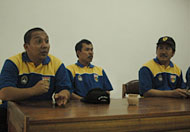 Fahmi SE (kiri) selaku Manajer Tim Mitra Kukar didampingi pelatih Mustaqim dan Ketua Umum Mitra Kukar Sugiyanto