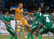 Sebastian Balbi ditempel 3 pemain Persipare saat melepaskan tendangan keras ke arah gawang Rabayya
