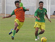 Anak-anak Mitra Kukar ketika berlatih di Stadion Madya Tenggarong Seberang