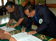 Wabup Samsuri Aspar bersama PR II Unair Edy Wiyono Slamet saat menandatangani MoU Pengembangan Ternak