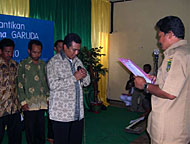 Pelantikan pengurus Karang Taruna Garuda oleh Kades Muara Badak Ulu, Rabu (06/06) lalu