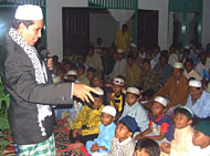 H Ichlasul Karim saat menyampaikan hikmah Maulid kepada para jamaah Masjid Jabal Rahmah, Desa Badak Baru, Kecamatan Muara Badak, Rabu (19/04) malam lalu