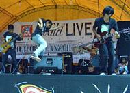 Salah satu aksi grup musik peserta Mutiaravaganza II 2007