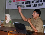 Gaya drg Kuntiyo saat menyampaikan materi pada pelatihan Kader DBD Daerah Endemis