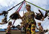 Remaja putri Desa Sungai Bawang tampil membawakan sebuah tarian