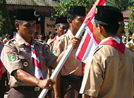 Ketua Gudep Jend Sudirman Kapt Arh Muji Slamet menerima bendera Pramuka dari Ketua Kwarran Muara Badak Saharuddin SPd