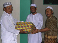 Sekcam Muara Badak H Zainal Abidin (tengah) didampingi H Soedi Wargono dari VICO Indonesia menyerahkan bantuan kepada pengurus Masjid Al Muhajirin