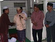 Kepala KUA H Ichsanul Karim (kedua dari kiri) menyerahkan bantuan dana kepada pengurus Masjid disaksikan Danramil Kapt Art Sugeng Winarto dan Kapolsek AKP Makruf