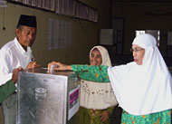 Warga saat melakukan pemungutan suara dalam Pilkades Desa Muara Badak Ulu tadi pagi