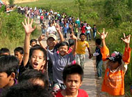 Anak-anak Muara Jawa dengan penuh ceria dan tetap semangat mengikuti kegiatan jalan santai