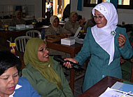 Surati (kanan) mendaulat salah seorang guru untuk menyanyikan lagu anak-anak TK