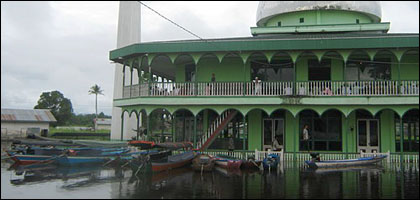 Sejumlah perahu ketinting ditambatkan di pagar Masjid Jami' Nurul Iman Muara Kaman