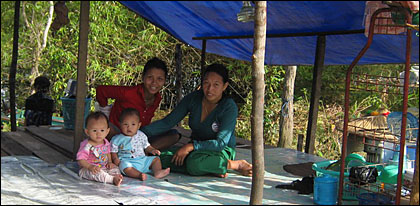 Beberapa keluarga di Muara Kaman terpaksa mengungsi dengan menempati pondok atau tenda darurat