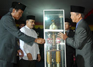 Penyerahan Piala Bergilir Juara Umum MTQ oleh Pj Bupati Kukar Sjachruddin (kanan) kepada Ketua Panitia Pelaksana