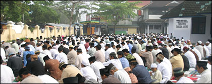 Ribuan umat Muslim kota Tenggarong, terutama warga Muhammadiyah, memadati halaman Terminal Non Bus Tangga Arung untuk melaksanakan sholat Ied