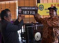 Ketua ORARI Kaltim Joko Prasetyo (kiri) menyerahkan papan nama <i>call sign</i> kehormatan ORARI Kaltim kepada Bupati Prof Dr Syaukani