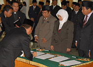 Pj Bupati Kukar turut menandatangani berita acara pengambilan sumpah jabatan bersama perwakilan pejabat yang dilantik