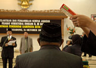Bupati Kukar H Syaukani HR (kiri) ketika membacakan sumpah jabatan yang diikuti para pejabat yang baru dilantik