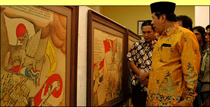Bupati H Syaukani HR tampak serius mengamati rangkaian lukisan Perjalanan Sejarah Kutai Kartanegara karya almarhum seniman dan budayawan Fred Wetik yang terdiri dari 17 seri