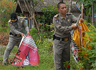 Dua personel Satpol PP Kukar melepas baliho yang masih terpasang di kawasan Kelurahan Mangkurawang, Tenggarong