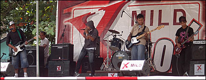 Aksi grup rock asal Tenggarong, Star Band, yang tampil enerjik pada Parade Musik Kampus III