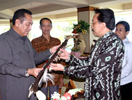 Seskab Kukar Eddy Subandi menyerahkan cendramata berupa Mandau kepada Ketua I Pawaka Yogyakarta Mahyudin Al Mudra SH MM