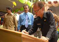 Pj Bupati Kukar Sjachruddin menandatangani prasasti peresmian Bisnis Center PDAM Tirta Mahakam