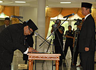 Sekkab Haryanto Bachroel menandatangani Pakta Integritas di hadapan Pj Bupati Kukar