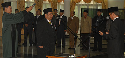 Pj Bupati H Sjachruddin MS (kanan) saat mengambil sumpah jabatan HAP Mohd Haryanto Bachroel sebagai Sekkab Kukar
