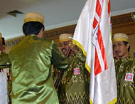 Usai dilantik secara resmi, Ketua KKSS Kukar masa bakti 2005-2009 Drs H Pandi SH MH menerima pataka organisasi dari Ketua Umum KKSS Kaltim Luther Kombong