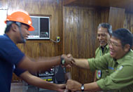 Dadang Suparman didampingi Soedi Wargono dari VICO Indonesia secara simbolis menyerahkan seragam perlengkapan petugas PMK kepada Eddy Syamsir, mewakili Karang Taruna dari Kecamatan Muara Jawa