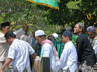 Jenazah alm H Syamsul Khaidir saat dibawa ke pemakaman