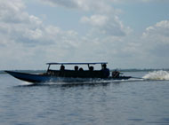 Sebuah perahu ketinting sedang melintas di danau Semayang. Di danau terbesar di Kalimantan ini lah, kotak suara Desa Lebak Mantan tenggelam akibat perahu terbalik setelah menerjang ombak besar