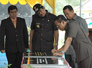 Mendagri HM Ma'ruf ketika menandatangani prasasti peresmian RSUD Abadi Samboja dan Jembatan Martadipura Kota Bangun