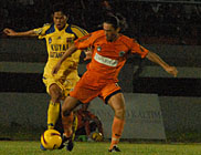 Pemain Mitra Kukar, Dharma Putra (kiri), berupaya merebut bola dari gelandang Persisam, Jardel Santana