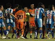 Kepemimpinan wasit dalam partai derby Persisam vs Mitra Kukar dinilai terlalu berpihak pada tuan rumah