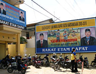 Baliho pasangan Cabup-Cawabup nomor urut 1, H. Aji Sofyan Alex- HM Irkham, di markas Tim Sukses Pembaharuan