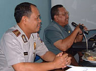 Bupati Kukar Hadi Sutanto (kanan) didampingi Kapolres Kukar AKBP Supriyanto ketika menyampaikan arahannya