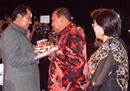 Bupati Kukar Drs H Syaukani HR MM (kiri) menyerahkan kenang-kenangan kepada mantan Pj Bupati Kukar Drs Hadi Sutanto dalam acara Pisah Sambut Bupati Kukar