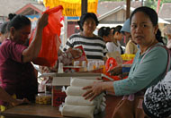 Hanya dalam waktu satu jam, 250 kg gula pasir ludes dibeli warga Tenggarong Seberang