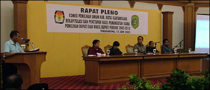 Suasana Rapat Pleno KPUD Kukar mengenai penyampaian rekapitulasi hasil penghitungan suara Pilkada Kukar 2005 tadi siang
