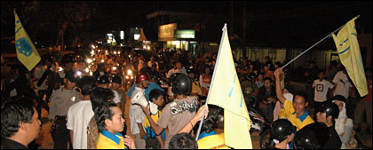 Aksi pengunjukrasa memblokade Jl KH Akhmad Muksin untuk menarik perhatian warga