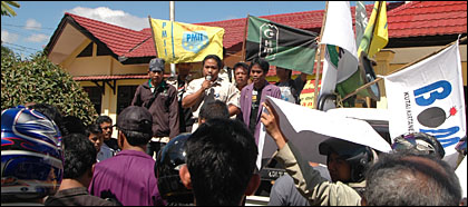 Manajer PLN Ranting Tenggarong, Budiyana (tengah), saat memberikan penjelasan kepada pengunjukrasa