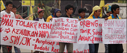 Sambil membawa spanduk dan poster, aktivis PMII Kukar melakukan <i>long march</i> memprotes rencana kenaikan harga BBM