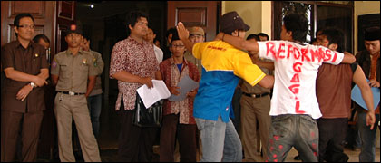 Ketua DPRD Kukar Rachmat Santoso (kiri) menyaksikan 'kericuhan' yang terjadi dalam aksi damai PMII Kukar