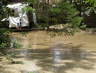 Kondisi sungai di Dusun Bensamar yang keruh akibat pencemaran