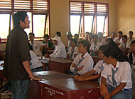 Ketua PC PMII Kukar ketika menyosialisasikan peranan pemuda kepada pelajar SMAN 1 Muara Kaman